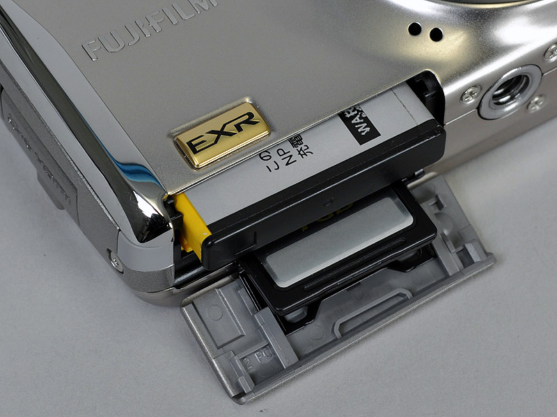 <b>バッテリーおよびSDHC/SDメモリーカードスロット</b>