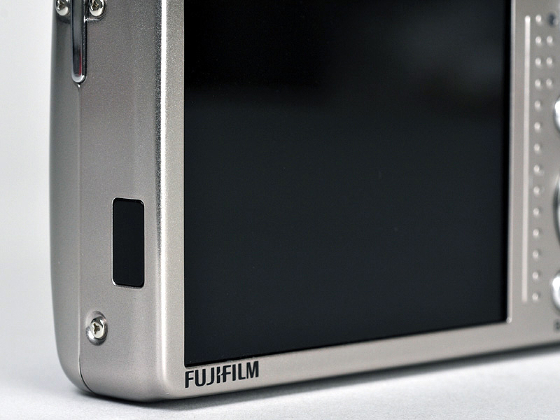 <b>ボディ側面に赤外線通信ポートを装備</b>