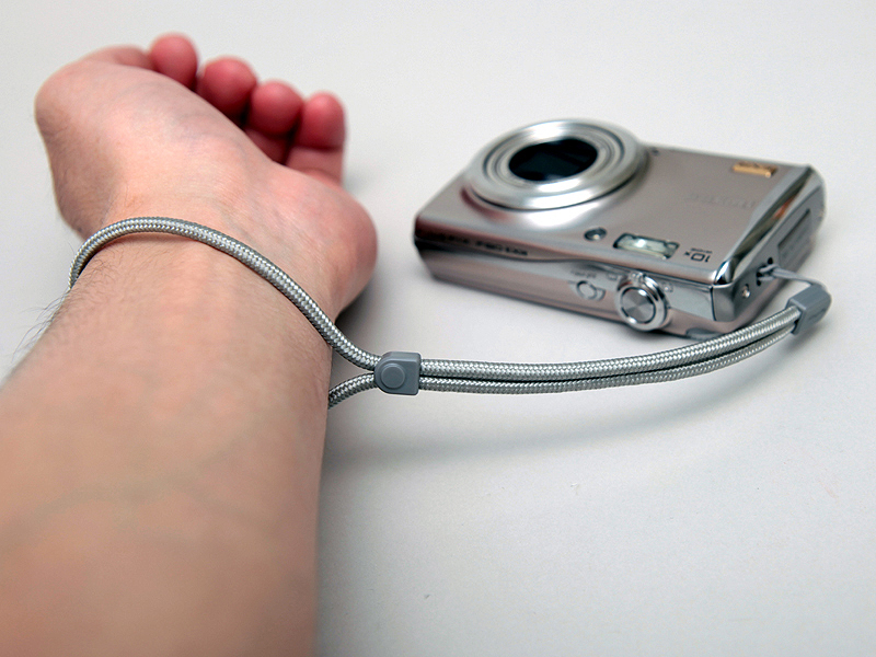 <b>付属のストラップは中間に締める部分が付いており、手からスルリと抜けるのを防ぐ</b>