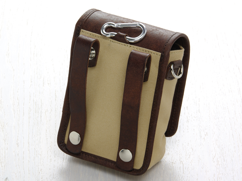 <b>ベルトループは4つのホックにより、二通りのつり下げ方が可能</b>