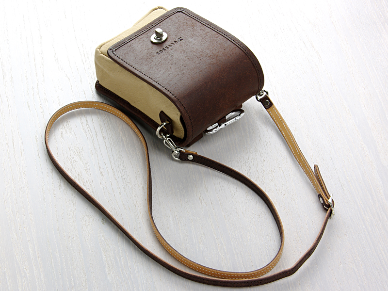 <b>専用ストラップを装着したところ。長さは112〜124cmの間で4段階に調整できる</b>