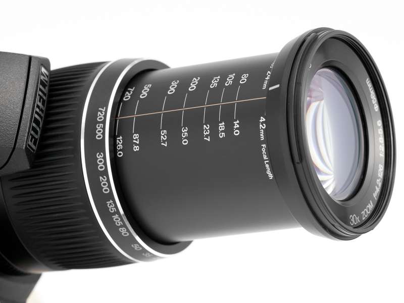 <b>レンズは24-720mm相当の手動ズーム。リングを回すとぐぐっと伸びる。その焦点距離での最短撮影距離がわかるようになっているとうれしいんですけどね</b>