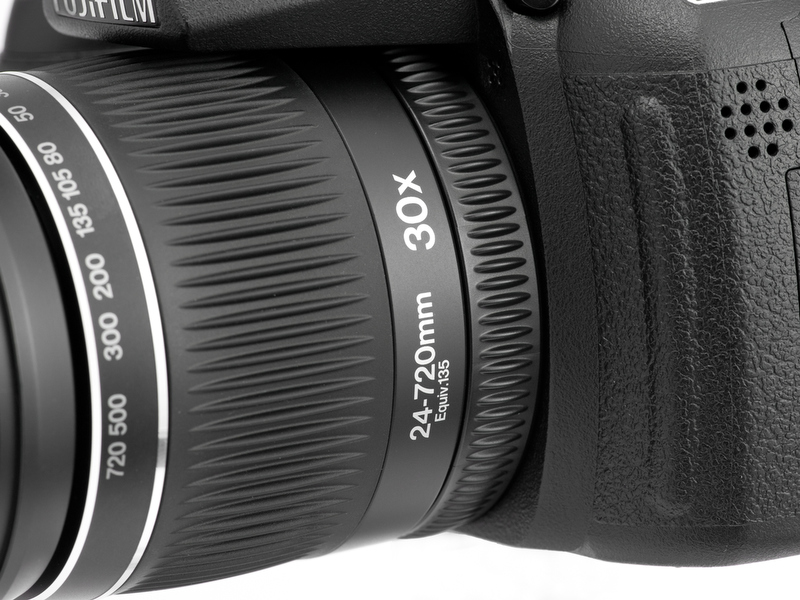 <b>レンズ基部にあるのがフォーカスリング。メカニカルなものではないので、操作感はすかすかだが、一眼ライクな操作が可能だ</b>