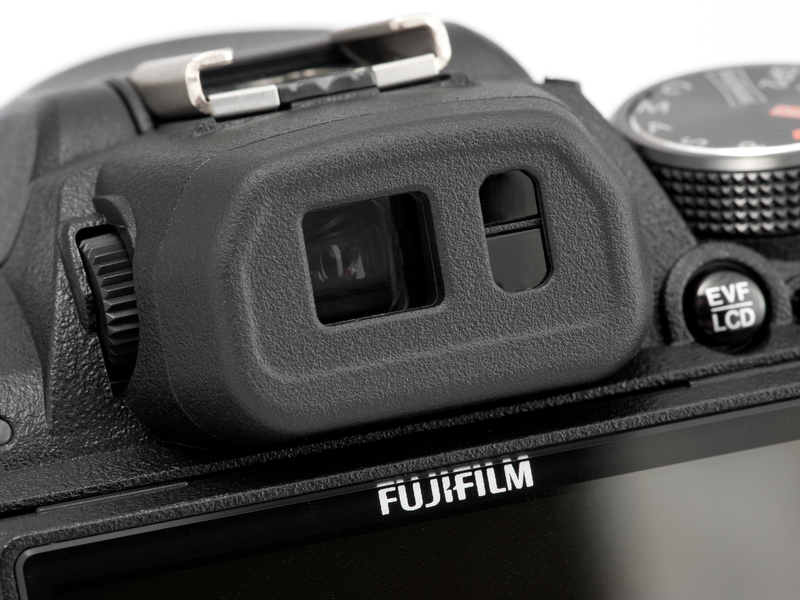 <b>電子ビューファインダーはセンサーによって液晶モニターと自動切り替えが可能。でも、アイポイントも視野角も狭めで、解像度もあまり高くない</b>