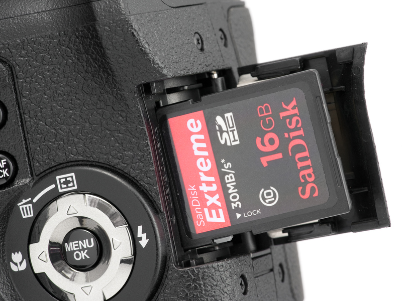 <b>記録メディアは内蔵46MBメモリーとSDHC/SDメモリーカード（本当は裏向きに装填する）</b>