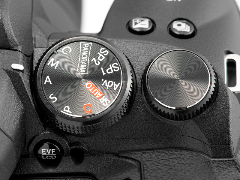 <b>操作性を考えて、モードダイヤルとコントロール（電子）ダイヤルは斜めの面に置かれている。操作感もなかなかにいい</b>