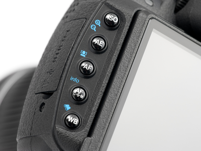 <b>使用頻度の高い機能が独立ボタン式になっている。でも、液晶モニターを動かしてるときにも押しやすいように、液晶モニター側に配置してくれたらよかったのにと思う</b>