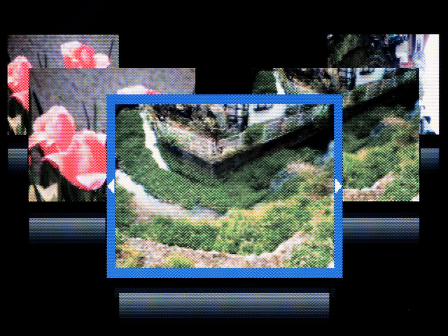 <b>複数コマ表示はけっこう斬新なスタイル。並び方が違う4コマ表示もある</b>