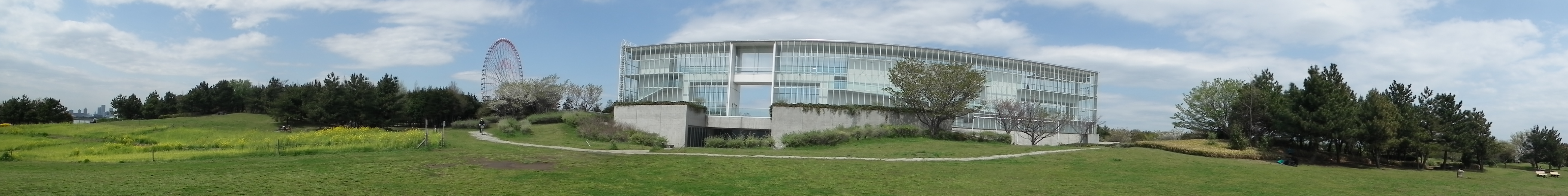 <b>ぐるっとパノラマ<br>5,760×720 / 1/750秒 / F5.6 / ISO100 / WB:晴天 / 4.2mm（24mm相当）</b>