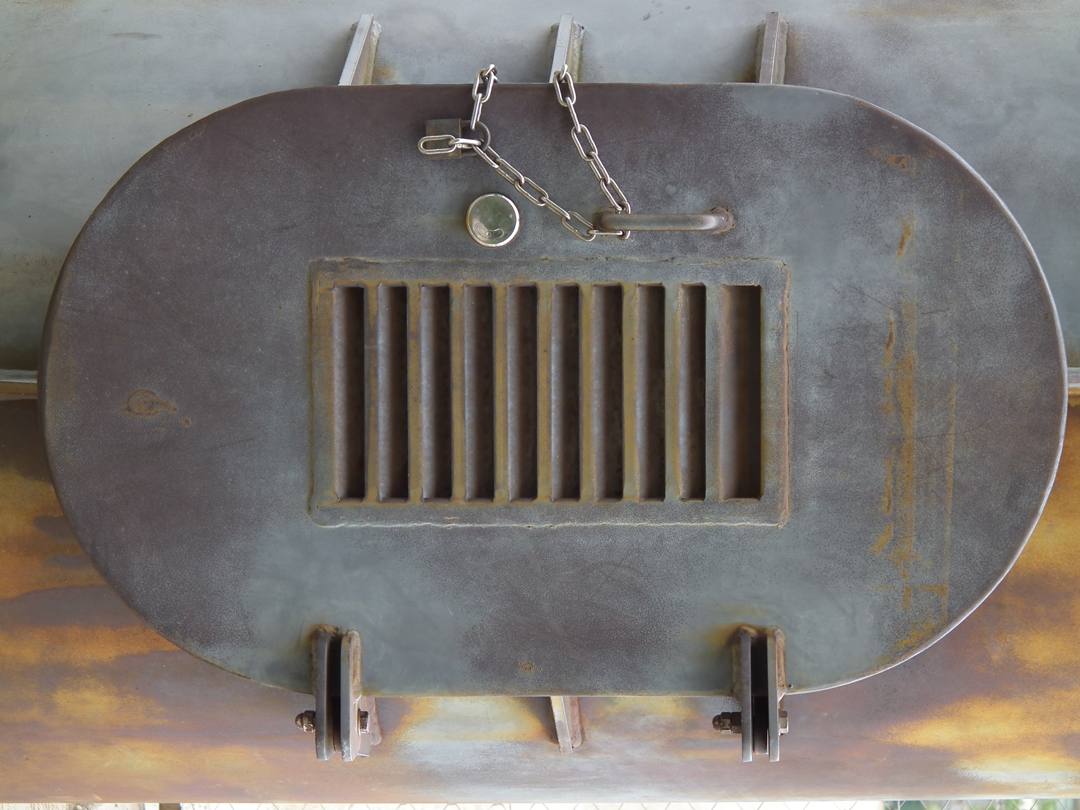 <b>球技場の照明塔のメンテナンス用扉。鍵がちゃんとしてないのか、わざわざ鎖で施錠してある<br>3,648×2,736 / 1/27秒 / F4.5 / -0.3EV / ISO100 / WB:オート / 26.9mm（154mm相当）</b>