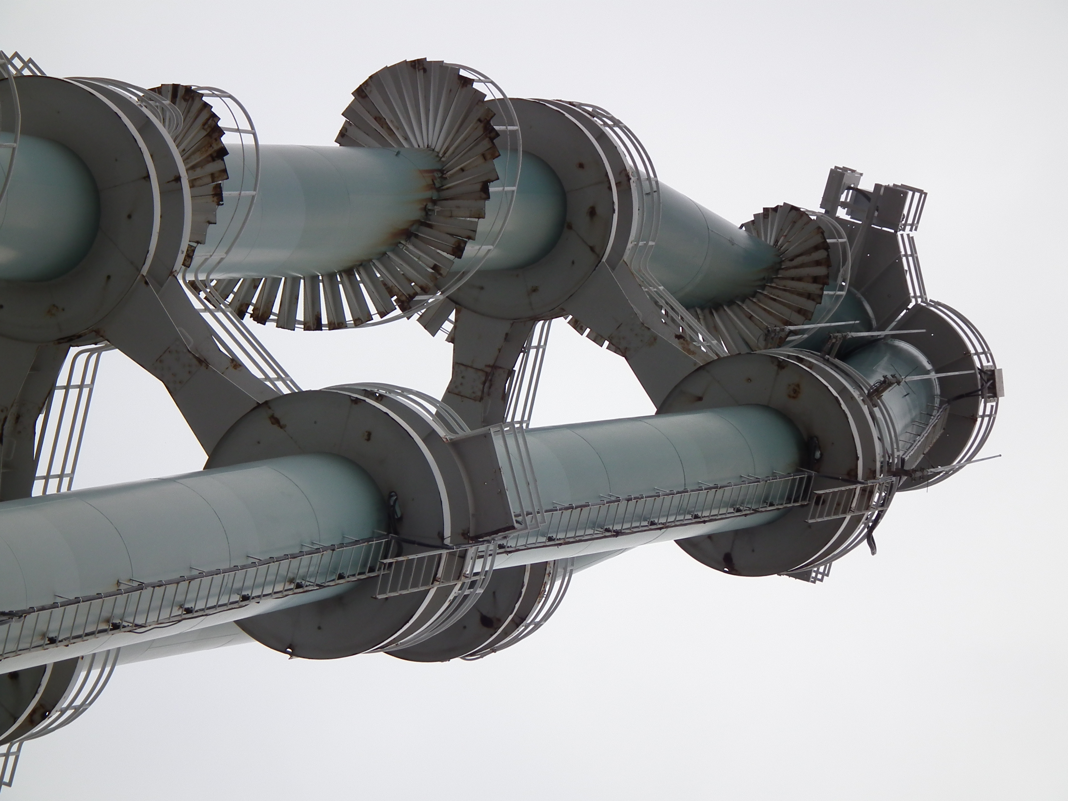 <b>3本がひとまとめになっている煙突。てっぺんまでハシゴと階段が付いてる。見晴らしはいいんだろうけど、怖そうな気がする<br>3,648×2,736 / 1/350秒 / F5 / +0.7EV / ISO100 / WB:オート / 31.5mm（180mm相当）</b>