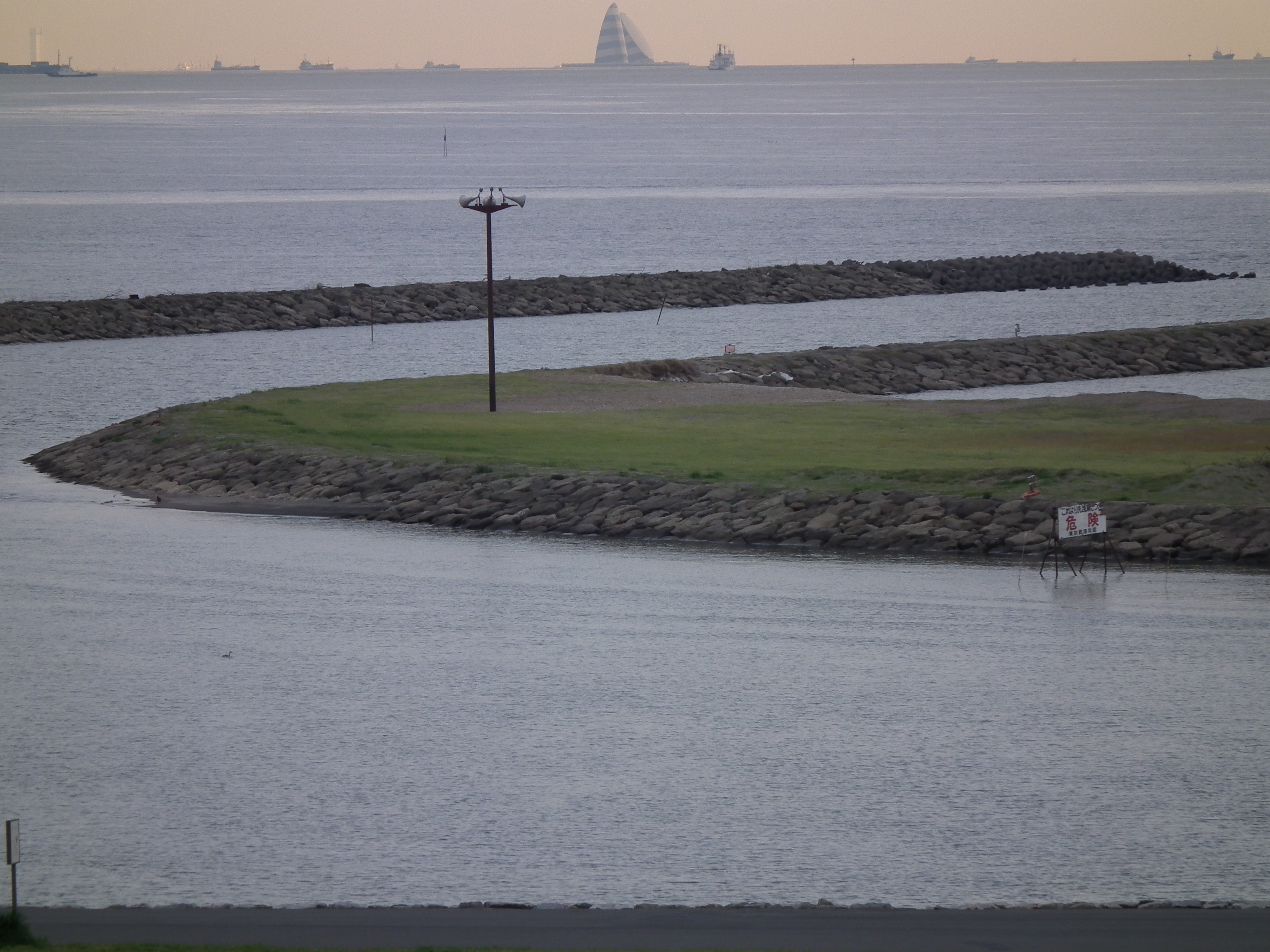 <b>たぶん画像処理で補正しているのだろうけれど、ズーム全域で歪曲収差はほとんどない。水平線がまっすぐに写るのは気持ちいい（望遠で撮ってますけど）<br>3,648×2,736 / 1/110秒 / F5.6 / -0.3EV / ISO100 / WB:晴天 / 46.6mm（266mm相当）</b>