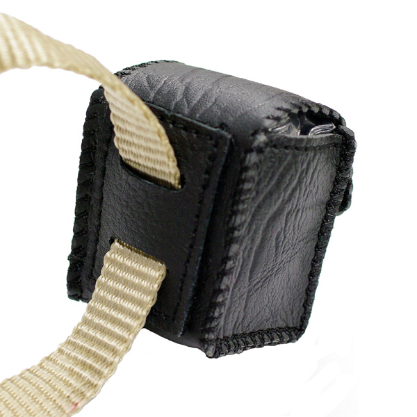 <b>カメラストラップに取り付けたところ</b>