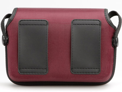 <b>背面にベルト通しを備える</b>