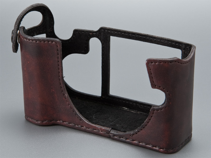 <b>ダークタンは染めのムラ感が魅力だ。ホックはシルバーとブラックが選択可能。税込み9,500円</b>