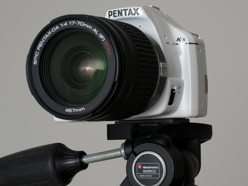 <b>DA 17-70mm F4 AL [IF] SDMを装着したK-x</b>