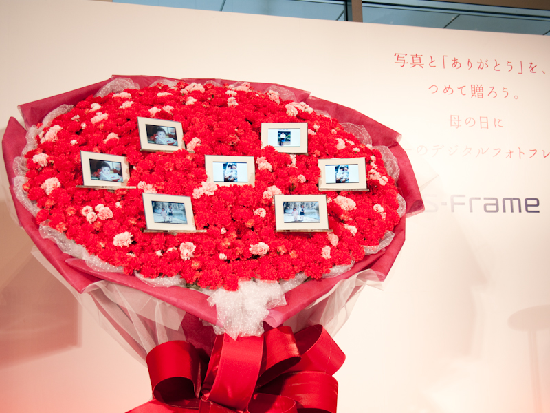 <b>ステージ上には1,000輪のカーネーションからなる巨大な花束が</b>