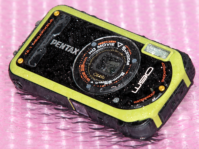 <b>Optio W90。本体色は、写真のピスタチオグリーンのほかにブラックがある</b>