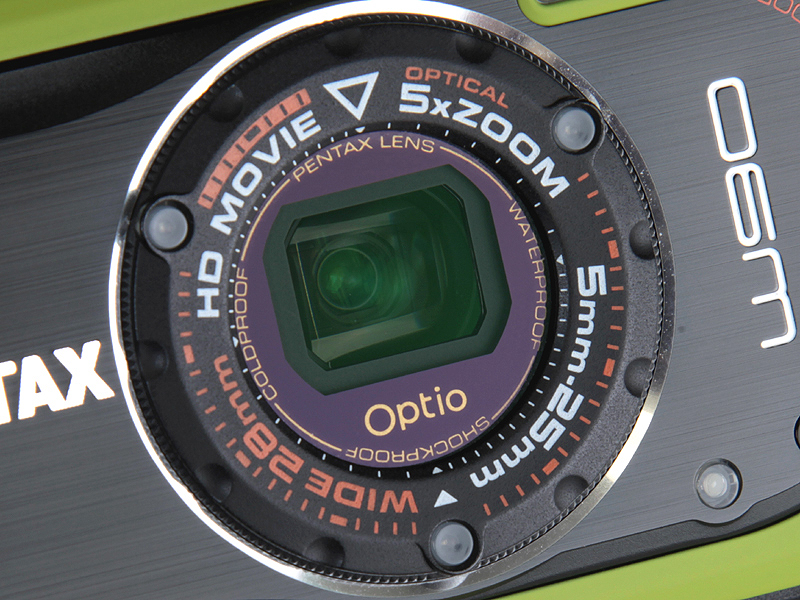 <b>レンズの周囲には特徴あるメカ的なデザインを施している。開閉式レンズバリアーは備えていない</b>