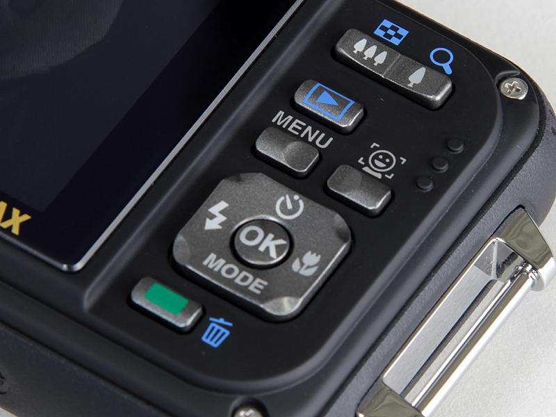 <b>背面ボタンは右側に集中している</b>