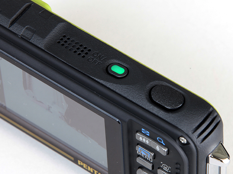 <b>本体上部はシャッターボタン（右）と電源ボタン（左）のみ。電源ボタンはONにすると緑に光る</b>