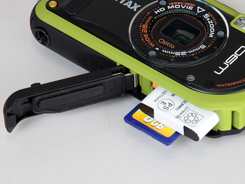 <b>バッテリーおよびメモリーカードスロット</b>