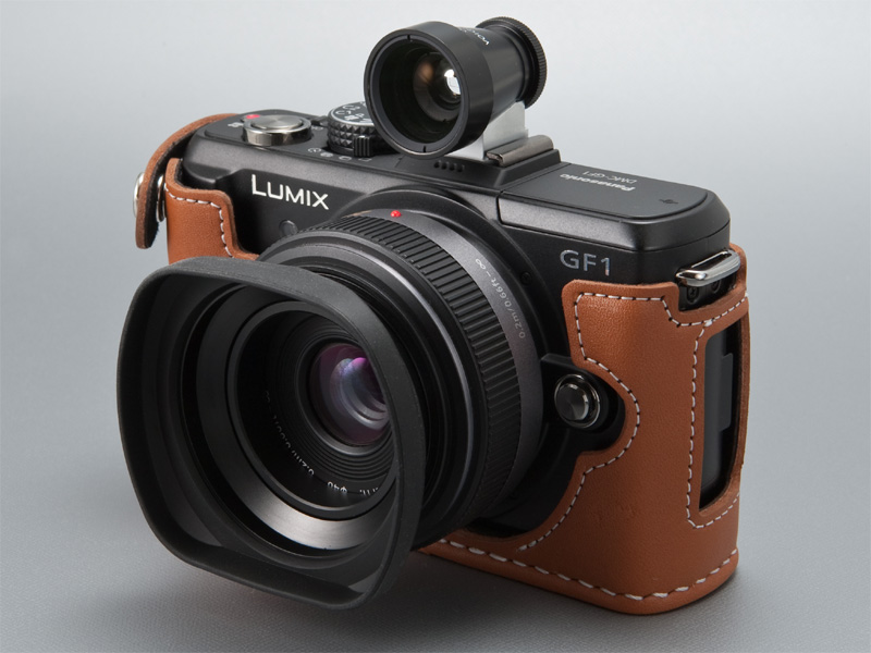 <b>Aki-asahi製ケースはフィット感がバツグンだ。白ステッチがよいアクセントになっている</b>