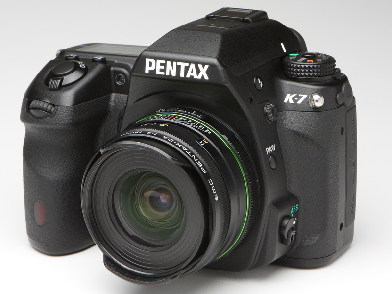 <b>パンケーキとまではいいがたいが、それでも全長を抑えたDA 15mm F4 ED AL Limited。引き出し式のフードを備える。以下、すべてK-7との組み合わせ例</b>