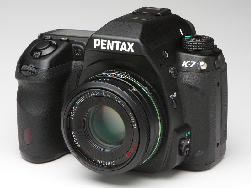 <b>DA Limitedシリーズの中では一番明るいDA 70mm F2.4 Limited。中望遠レンズとは思えないほど全長は短い</b>