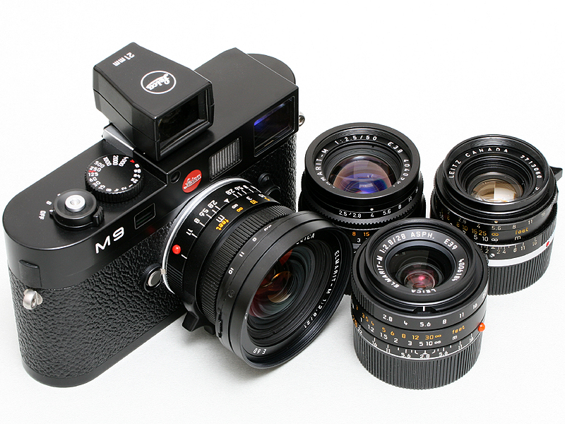 <b>エルマリート21mm F2.8と21mm用単体ファインダーを装着したライカM9。手前のレンズはエルマリート28mm F2.8 ASPH.。奥の向かって左がズマリット50mm F2.5、右がズミクロン35mm F2</b>
