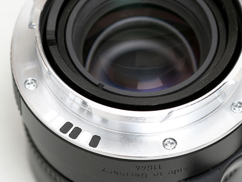 <b>レンズマウント部にある白と黒い部分が6bitコード。6bitコードなしでも、70年代以降に発売されたレンズの多くが改造可能。またM9はマニュアル設定もできる</b>