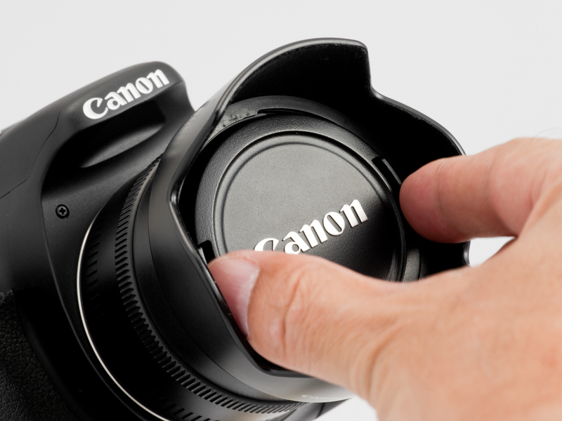 <b>フードの着脱って面倒。なので付けっぱなし。でも、そうするとキャップの着脱が面倒。今どき端っこツマミ式ってのもねぇ</b>