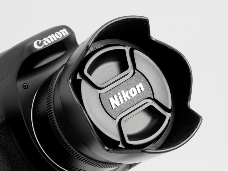 <b>おいおい、キヤノンのレンズにニコンのキャップかよ、って突っ込まれそうだけど、真ん中ツマミ式の便利さには勝てません</b>