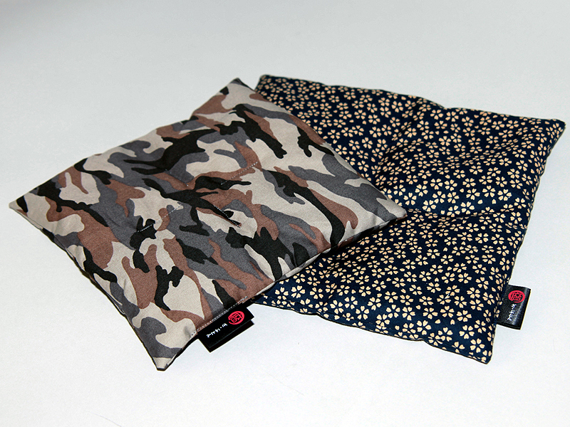 <b>カメラ ざ・ぶとん。カモフラージュグレー（左、Sサイズ）、桜紺（右、Mサイズ）</b>