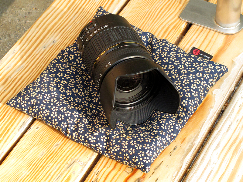 <b>レンズを横に置いても転がる心配がない</b>