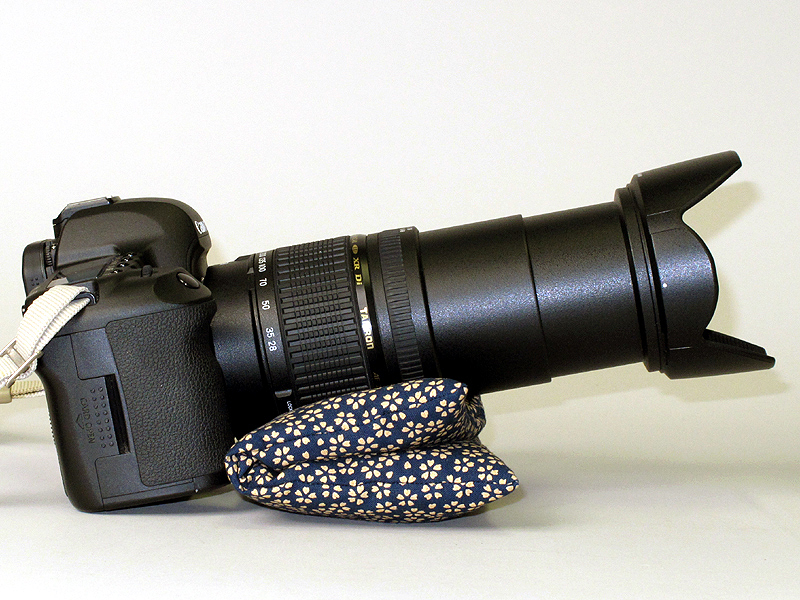 <b>レンズのしたに挟めば、三脚がない場合に簡易的にアングルを調節できる</b>