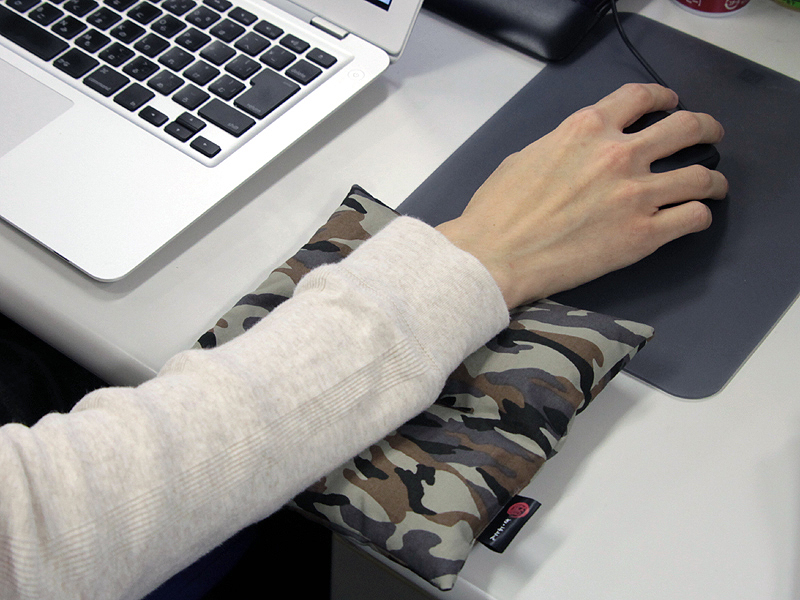 <b>マウスのリストレストとしても使える。これはなかなか使い心地が良かった</b>