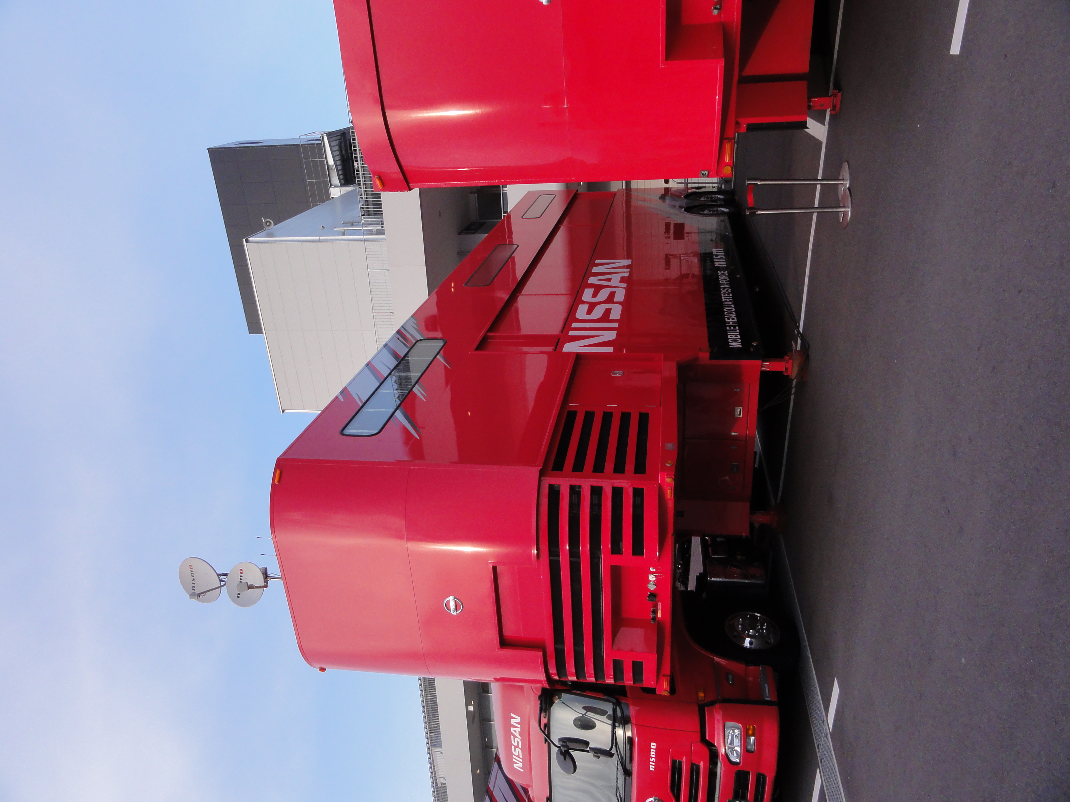 <b>パドック風景。コンパクトデジカメはデジタル一眼レフカメラより気楽に取りだして撮影できる<br>DSC-HX5V / 約3.7MB / 2,736×3,648 / 1/640秒 / F3.5 / 0EV / ISO200 / WB:オート / 4.3mm</b>