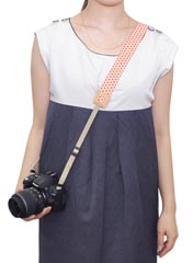 <b>着用例。左からオレンジ、グリーン</b>