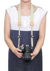 <b>着用例。左からオレンジ、グリーン</b>