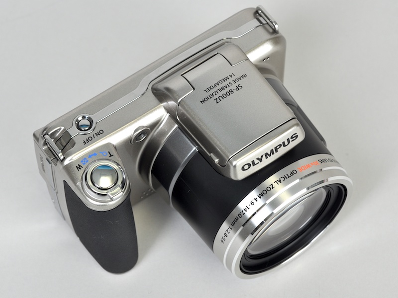 <b>上から見るとレンズをのぞいた本体の薄さが目につく</b>