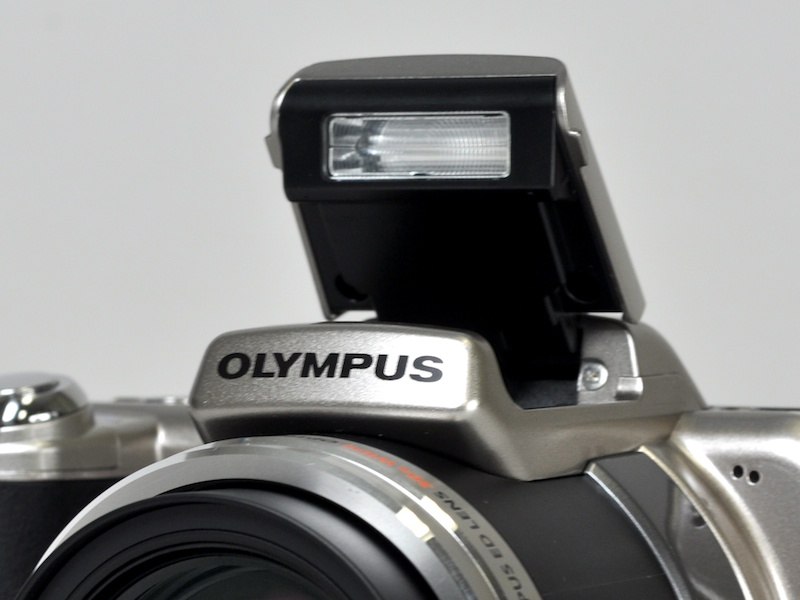 <b>内蔵ストロボ。ホットシューは非搭載</b>
