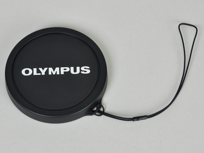 <b>付属するレンズフロントキャップと落下防止用のひも</b>