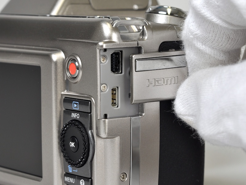 <b>micro HDMI端子を装備。静止画に加えて動画のHD出力が可能だ</b>