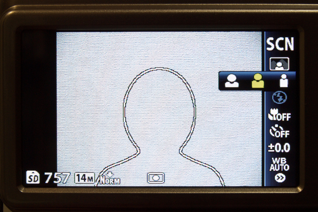 <b>「背景ぼかし」モードで、人の上半身を描いた枠を選んだところ。サイズは中。事件現場みたいです</b>