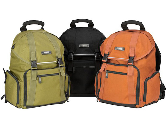 <b>メッセンジャーデイパック（左からオリーブ、ブラック、濃オレンジ）</b>