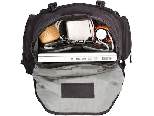 <b>15インチまでのノートPCの収納に対応。MacBook Proは17インチまで収納可</b>