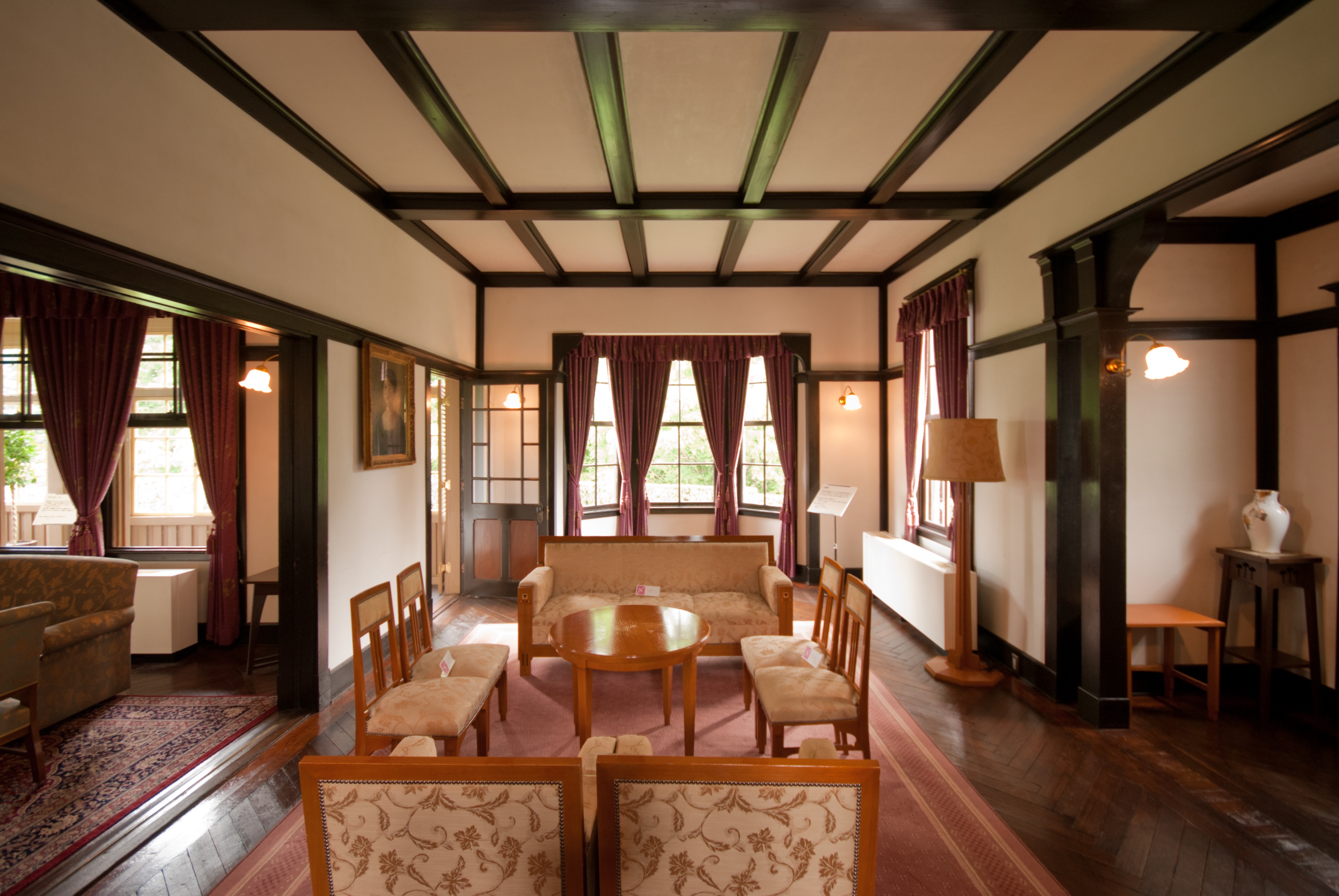 <b>「レンズ補正」適用後にトリミングしたもの。画面中央のテーブルを見ると若干解像力が低下しているのがわかるが、まあ、許容範囲だろう</b>