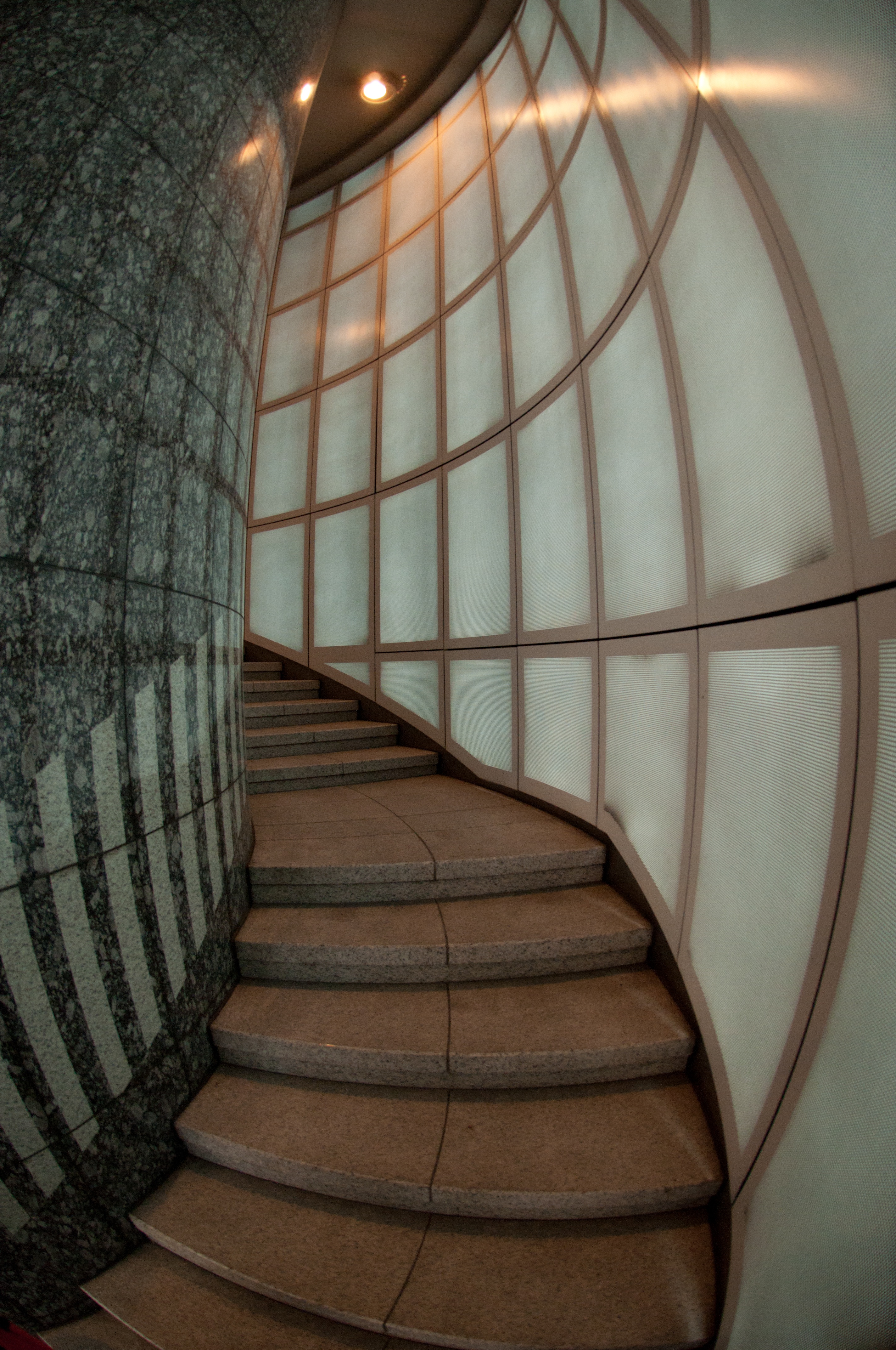 <b>RAW画像をPhotoshop CS5で現像だけしたもの。魚眼レンズなのでハデなタル型の歪曲収差があるが、画角だけは広い</b>