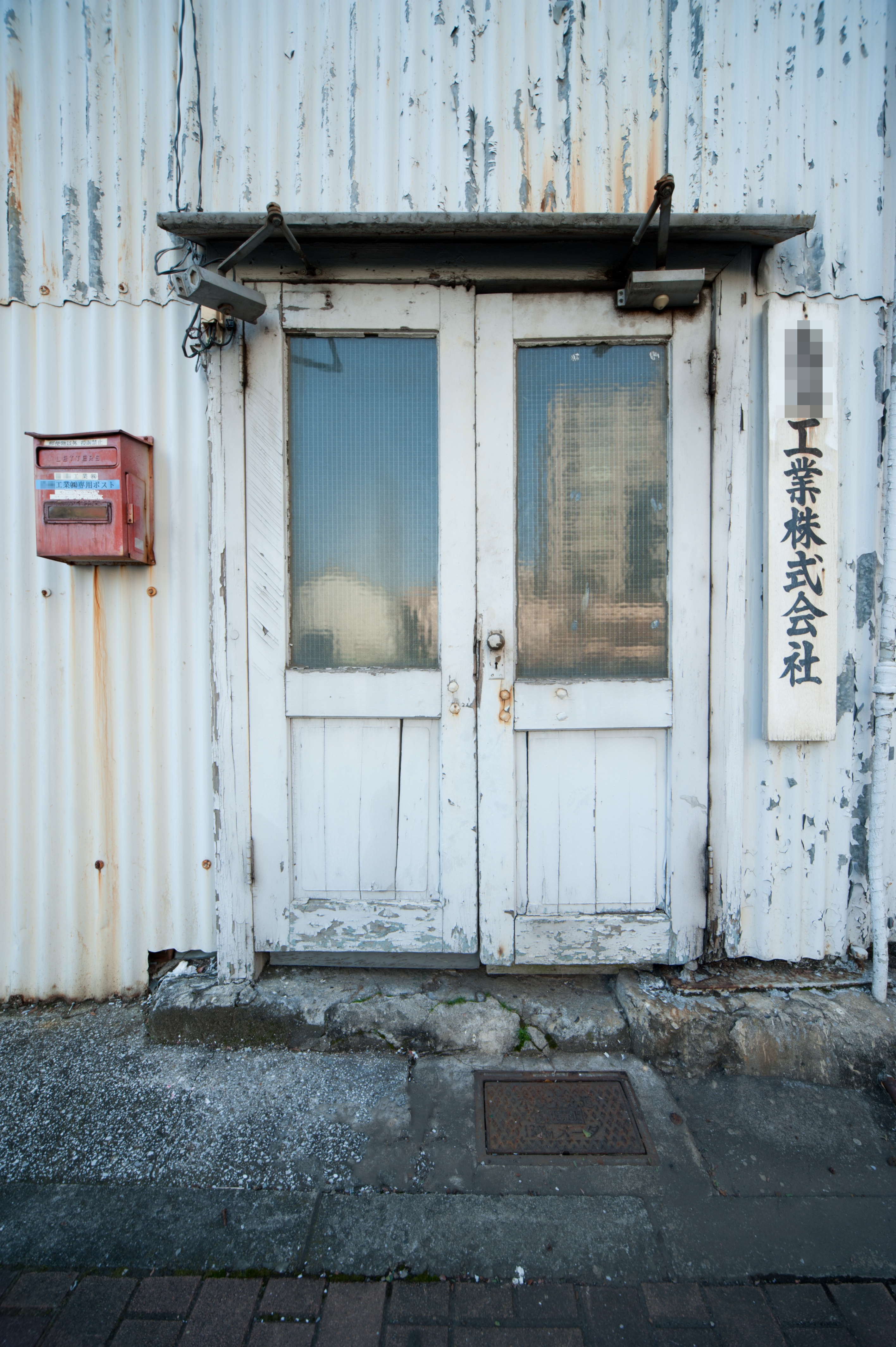 <b>使ったのは「塗りつぶし」を計4回だけ。この画像を見て、それからレタッチ前の画像を見ると、ゴミを付け加えたかのように見える</b>